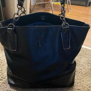 Simply Vera brand authentic! Vegan leather. Beautiful purse. Inside spotless!